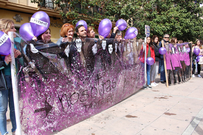Motril reivindica la verdadera igualdad entre hombres y mujeres con una masiva concentración frente al Ayuntamiento